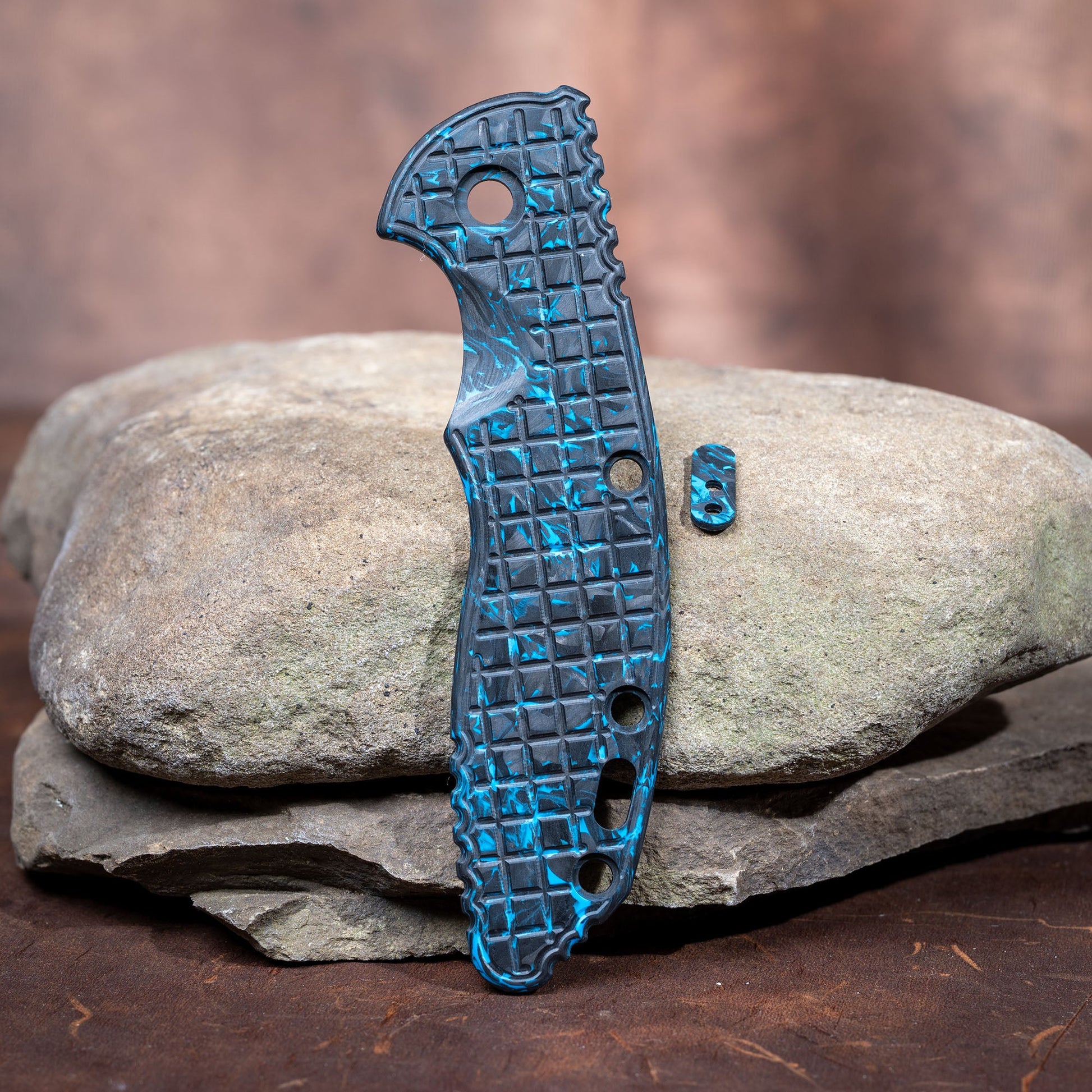 Hinderer XM - 18 3.5" Scale - Blue Marbles Carbon Fiber Frag Milling w/ Filler - Flaming Gorilla