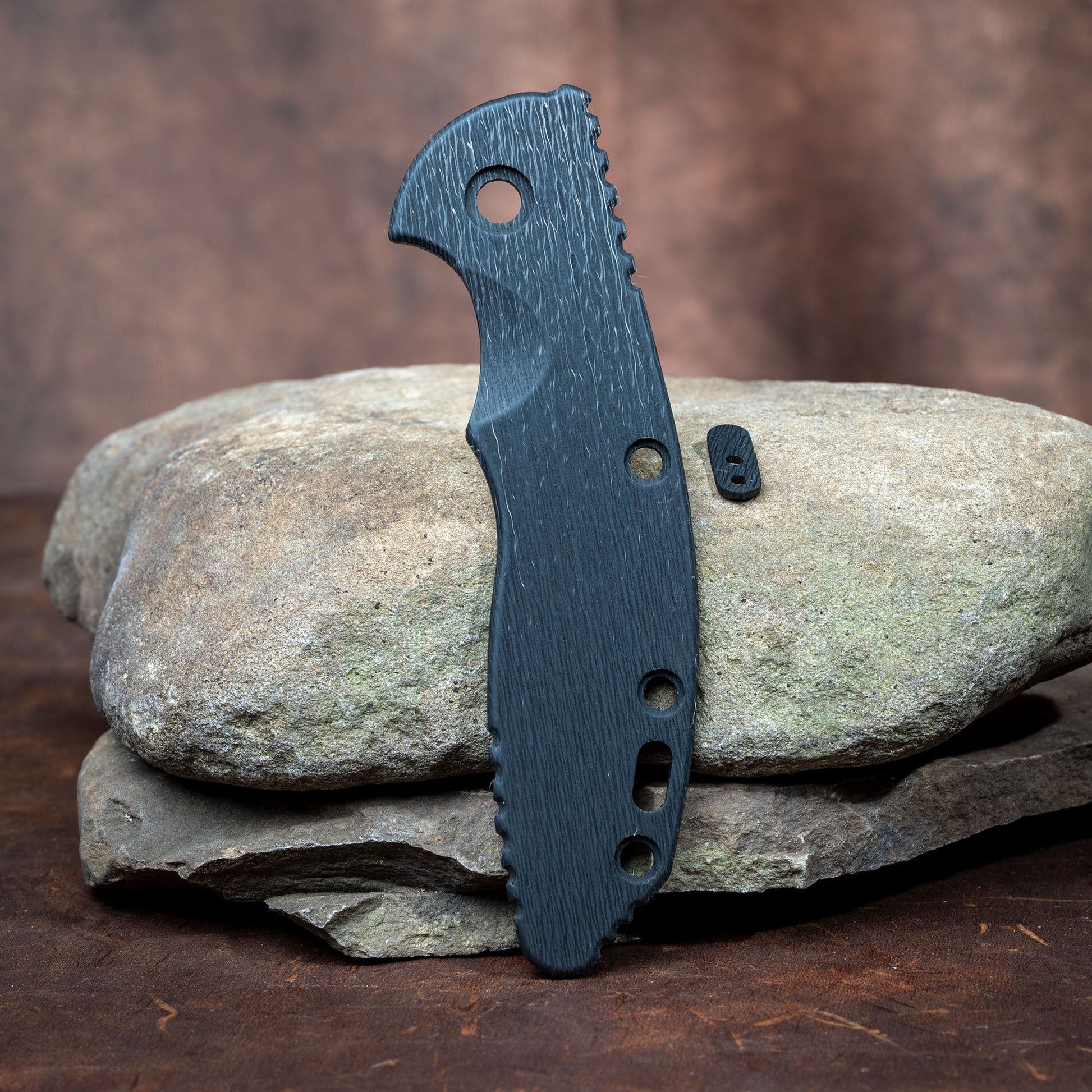 Hinderer XM - 18 3.5" Scale - FatCarbon Crosscut Carbon Fiber w/ Filler - Flaming Gorilla