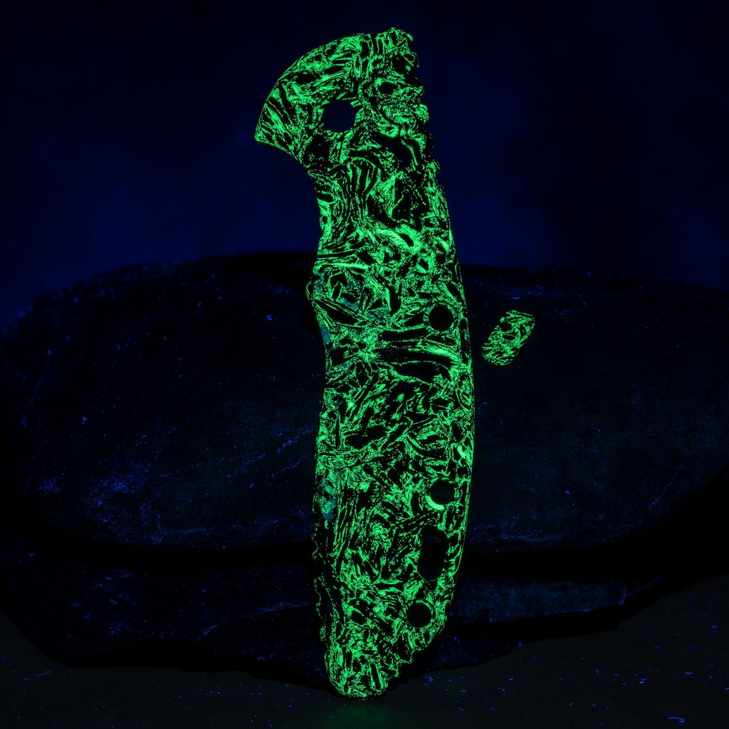 Hinderer XM - 18 3.5" Scale - FatCarbon Dark Matter Glow Carbon Fiber w/ Filler - Flaming Gorilla