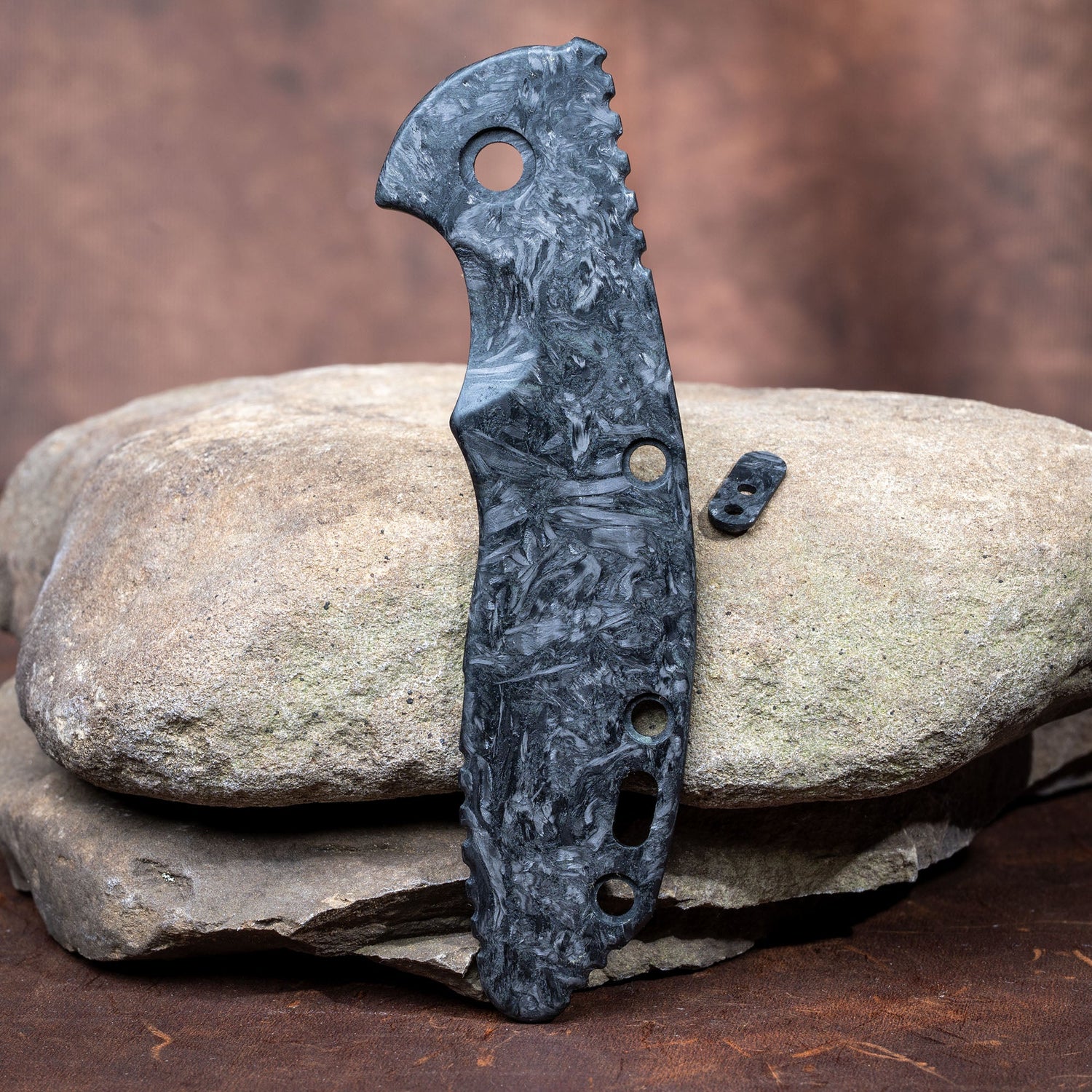 Hinderer XM - 18 3.5" Scale - FatCarbon Dark Matter Glow Carbon Fiber w/ Filler - Flaming Gorilla