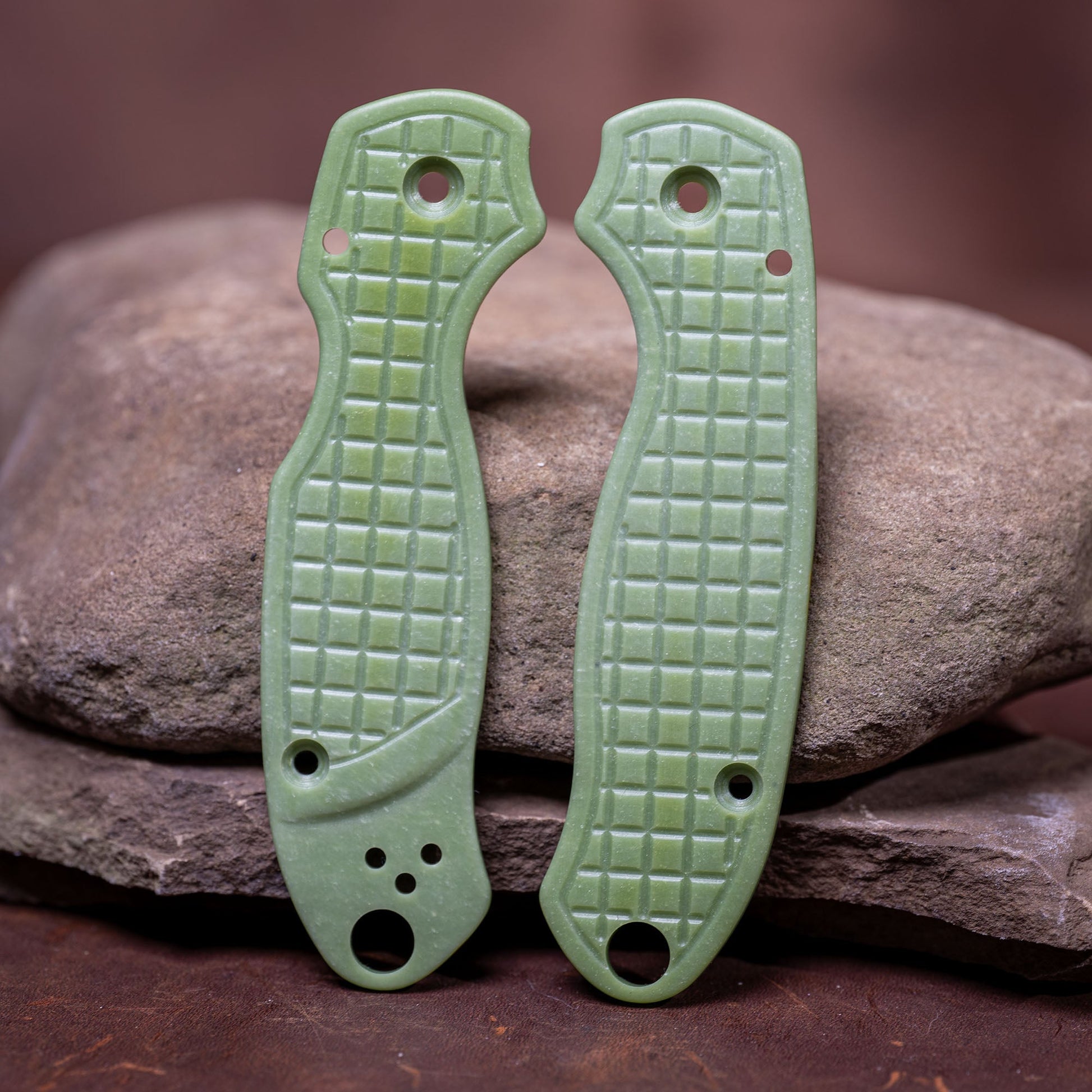 Spyderco Para 3 Scales - Contoured Green Frag Milled - Flaming Gorilla